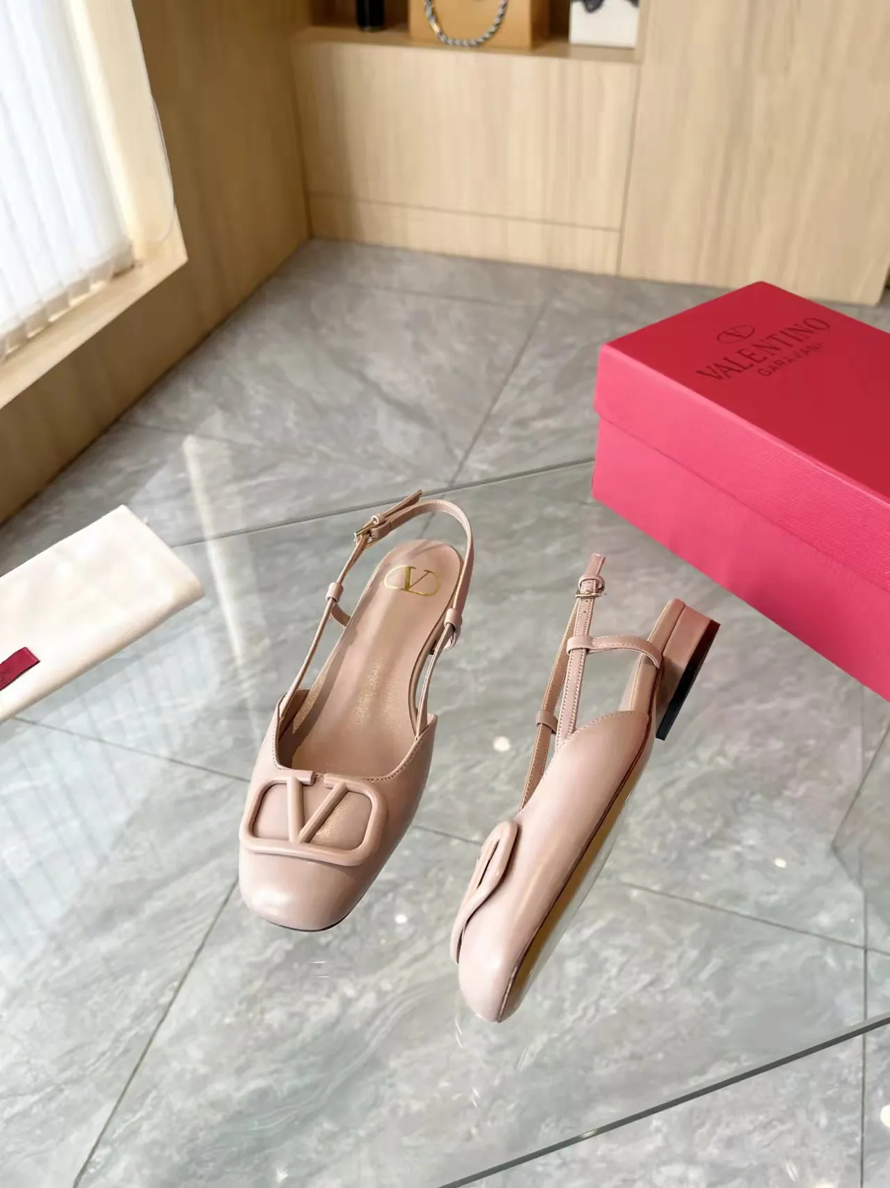 👟👟Ex-factory price 400👟👟 Genuine leather sole +40 Top version 𝑉𝐴𝐿𝐸𝑁𝑇𝐼𝑁𝑂 Valentino new spring and summer women's back hollow new sandals. Unique V-buckle hardware accessories bring out a full sense of luxury. The new season will live up to expectations! Worth buying★Absolutely high-grade❥Original method, Absolutely sensual❥Elegant style, creating a different feeling, simple and elegant style!  Code number: 35-41 (34-42 customized, non-returnable) Fabric: Imported sheepskin Inner foot pads: Inner sheepskin Heel height: 2 cm Leather outsole Rubber outsole